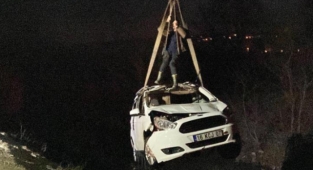 İçinde kadınların olduğu araç dereye uçtu; 2 yaralı
