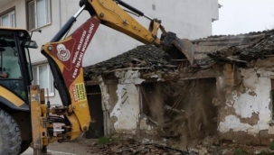 İnegöl’de 12 metruk bina yıkıldı