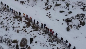 Kar ve tipi zirvede dağcılara geçit vermedi