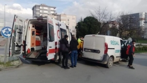 Kavşakta meydana gelen kazada 2 kişi yaralandı