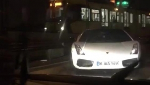 Lüks otomobil kontrolden çıktı, bariyerlere çarptı