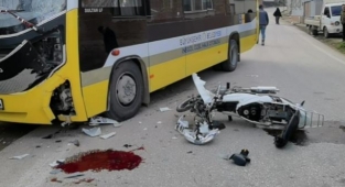 Otobüs ile motosiklet çarpıştı;1'i ağır 2 yaralı