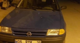 Seyir halindeki otomobile kurşun isabet etti