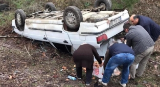 Taklalar atan otomobilden sağ kurtuldular