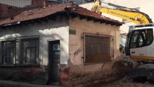Tehlike arz eden metruk bina yıkıldı