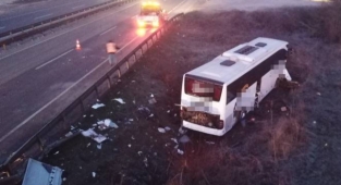 Yolcu otobüsü tarlaya uçtu: 12 yaralı