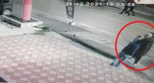 Yolda yürürken saldırıya uğradı