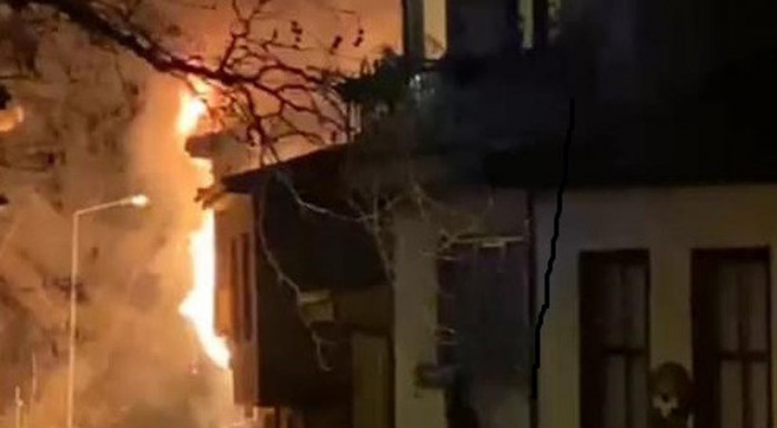 Bursa’da 2 katlı ahşap bina alev alev yandı