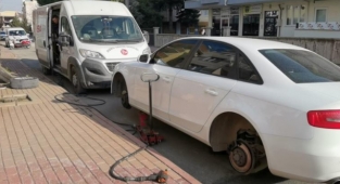 13 aracın lâstiklerini kesip, adının baş harflerini yazdı
