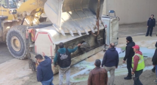 Akaryakıt tankeri kontrolden çıkıp ters döndü