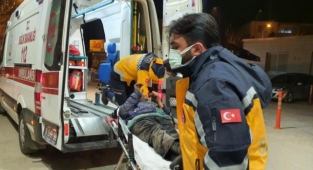 Alkollü adam ısınmak için yaktığı ateşe düştü