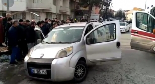 Aydınlatma direğine çarpıp, karşı yola uçtu