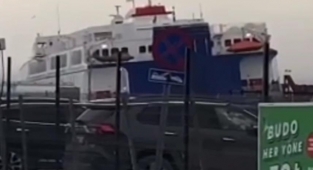 Devasa feribot fırtınada beşik gibi sallandı