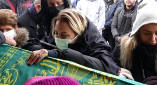 Ece Erken eşinin tabutunun başında gözyaşı döktü