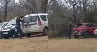 Elindeki kürek ile otoparktaki araçların camını kırdı