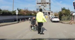 Engelli vatandaşın imdadına trafik polisi yetişti