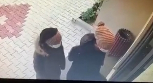 Evin kapısını kartla açtılar, binlerce lira çalıp kayıplara karıştılar