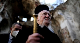 Fener Rum Patriği Bartholomeos Trilye'de ayin yönetti