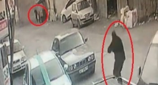 Güpegündüz sokak ortasında silahlı çatışma