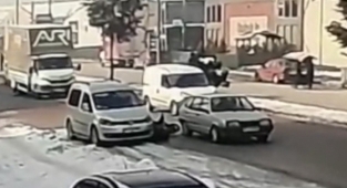 İki araç arasına sıkışan sürücü kamerada