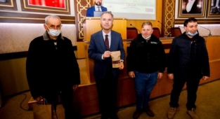 İlk hasadın çayını Başkan Taban’a hediye ettiler
