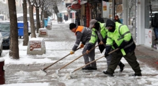 Kaldırımlar kar ve buzdan temizleniyor