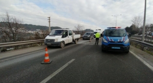 Kamyonet devrildi, kilometrelerce araç kuyruğu oluştu