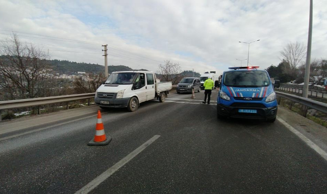 Kamyonet devrildi, kilometrelerce araç kuyruğu oluştu
