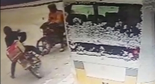 Karda düşen kuryenin zor anları
