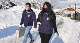 Karlı yolları aşıp şifa dağıttılar