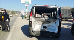 Kırmızı ışıkta duran araca çarptı, 3 İranlı yaralandı
