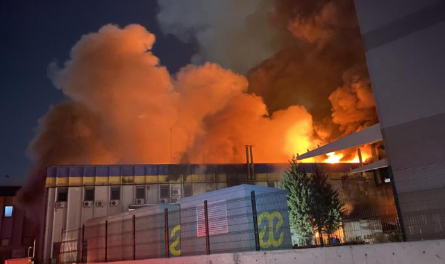 Korkutan yangın 5 saat sonra kontrol altına alındı