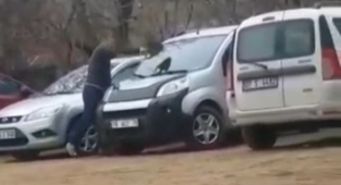 Kürekle araçlara zarar veren şahıs tutuklandı