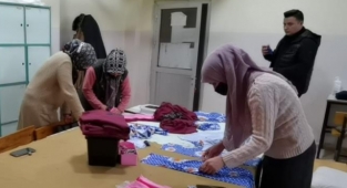 Kursiyer anneler ihtiyaç sahibi çocuklara elbise dikti