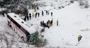 Kuzey Marmara Otoyolu'nda yolcu otobüsü şarampole devrildi: 3 ölü, 15 yaralı