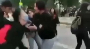 Liseli kızların kavgasını polis ayırdı