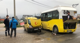 Minibüs ile ticari araç çarpıştı: 1 yaralı
