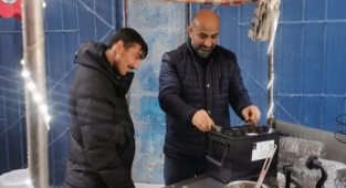 Mısır tezgahından malzeme çalınan engelli gence destek yağdı