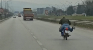 Motosikletle tehlikeli yolculuk kamerada