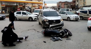 Motosikletli gencin kazası güvenlik kamerasında