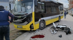 Otobüsle çarpışan motosiklet sürücüsü kurtarılamadı