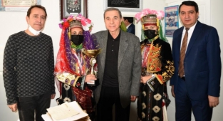 Şampiyonlar kupalarını hayırsever işadamına götürdü