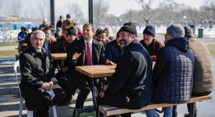 Sokakta kalan vatandaşlara tatlı ziyaret
