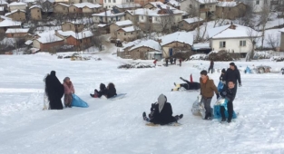 Tahta kızak ve naylonlarla kar keyfi