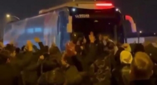 Taraftarlar takım otobüsünün önünü kesti