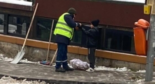 Temizlik görevlisinin hareketi yürekleri ısıttı