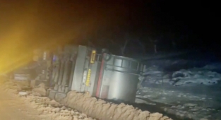 Tır şarampole devrildi, 10 ton süt yola döküldü