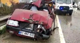 Tıra arkadan çarptı, ilk müdahale araç içinde yapıldı