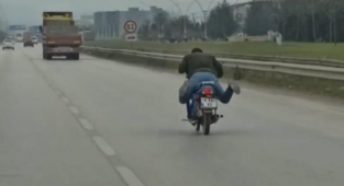 Trafiği tehlikeye sokan motosikletliye ceza yağdı