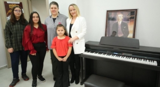 Türk öğrencileri piyano festivaline Özbek öğretmen hazırlıyor